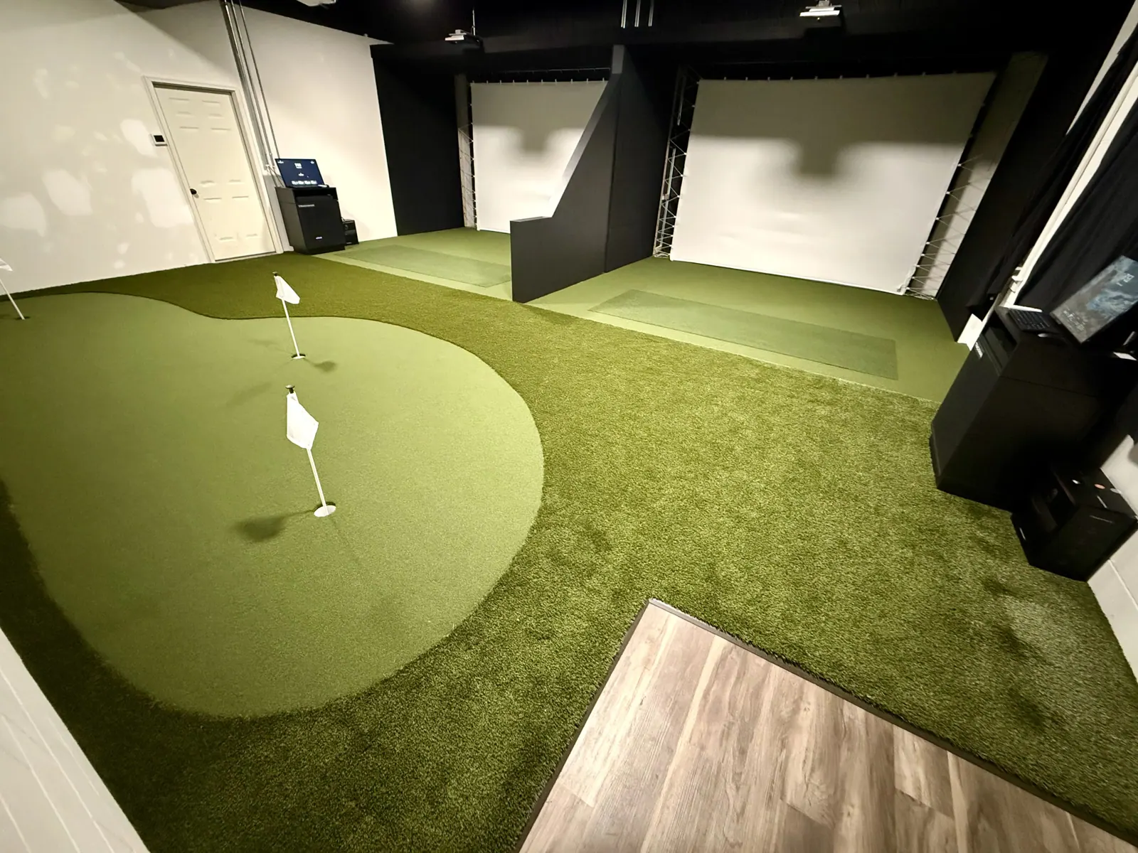 Synthetic turf golf area